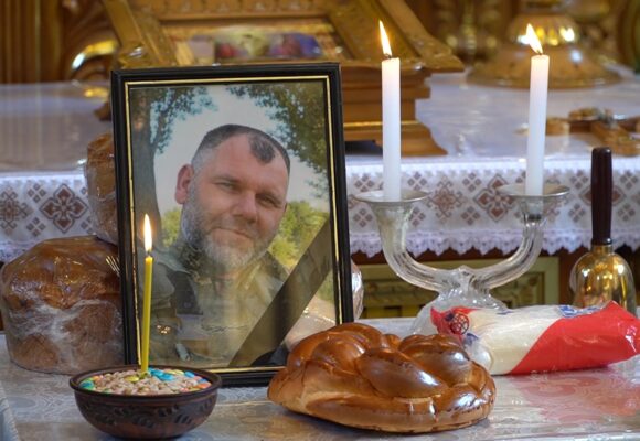 Назавжди у строю: Лисецька громада попрощалася із загиблим воїном Олександром Олексиним