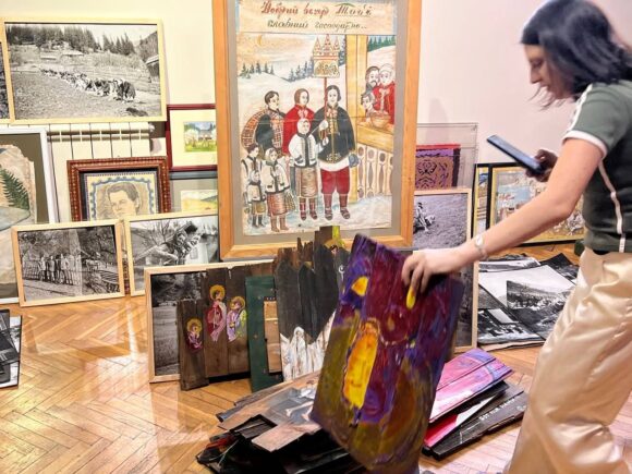 Виставка “Сакральне Сучасне. Карпати”: у Франківському краєзнавчому музеї покажуть ікону з “Тіней забутих предків” Виставка “Сакральне Сучасне. Карпати”: у Франківському краєзнавчому музеї покажуть ікону з “Тіней забутих предків”