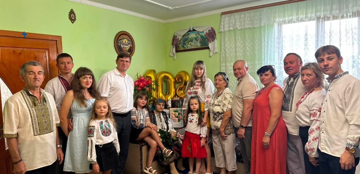 Виховала сімох дітей, дочекалася 18 онуків та 28 правнуків: мешканка Калущини відзначила 102-ліття