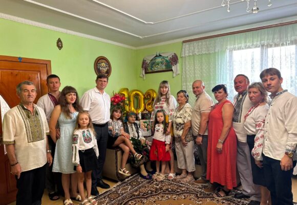Виховала сімох дітей, дочекалася 18 онуків та 28 правнуків: мешканка Калущини відзначила 102-ліття