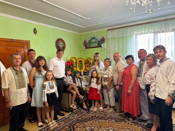 Виховала сімох дітей, дочекалася 18 онуків та 28 правнуків: мешканка Калущини відзначила 102-ліття