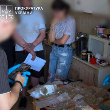 «Наркохаб» у власній квартирі: подружжя із Богородчан судитимуть за масштабний збут наркотиків та психотропів