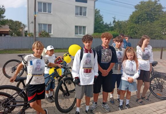 «Дорога пам’яті»: в Угорниках напередодні Дня Прапора провели велопробіг на честь загиблих воїнів