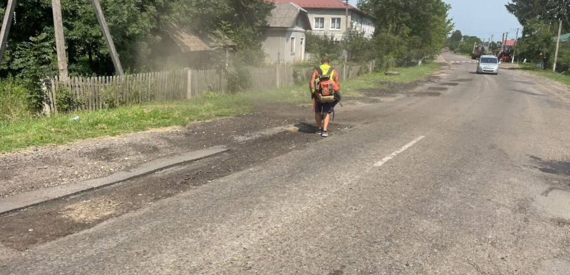 На дорогах Прикарпаття ліквідують аварійну ямковість комбінованим методом і гарячим асфальтобетоном