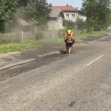 На дорогах Прикарпаття ліквідують аварійну ямковість комбінованим методом і гарячим асфальтобетоном На дорогах Прикарпаття ліквідують аварійну ямковість комбінованим методом і гарячим асфальтобетоном