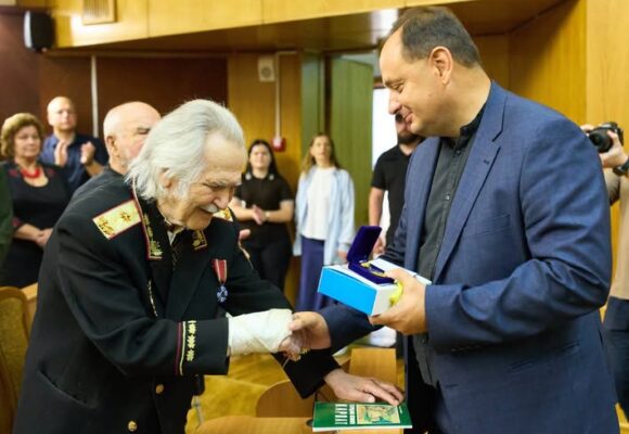 Підтримка військових, нагородження патріотів, премії педагогам: як пройшла позачергова сесія в Івано-Франківську