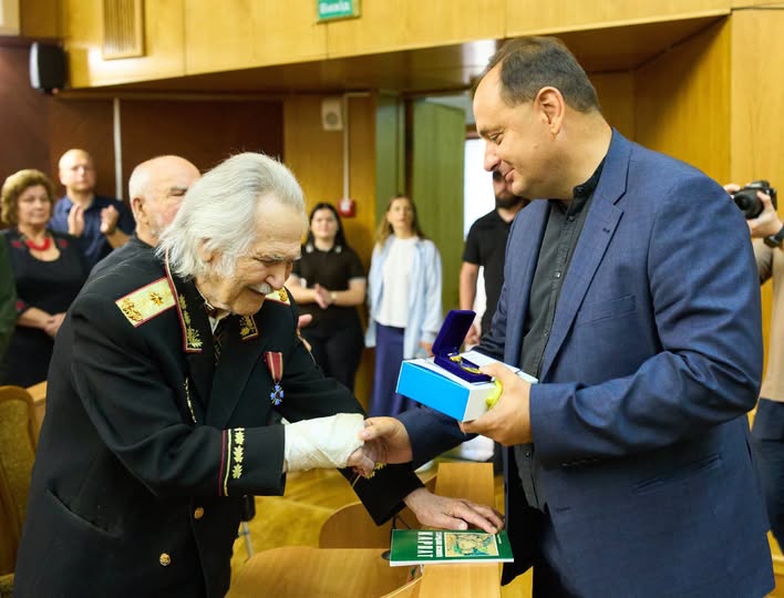 Підтримка військових, нагородження патріотів, премії педагогам: як пройшла позачергова сесія в Івано-Франківську Підтримка військових, нагородження патріотів, премії педагогам: як пройшла позачергова сесія в Івано-Франківську