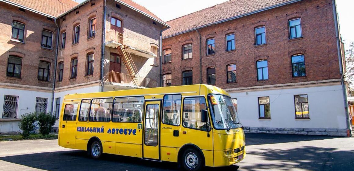 Коломийський ліцей імені Михайла Грушевського отримав новий автобус та 10 мільйонів гривень на модернізацію Коломийський ліцей імені Михайла Грушевського отримав новий автобус та 10 мільйонів гривень на модернізацію