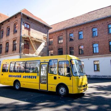 Коломийський ліцей імені Михайла Грушевського отримав новий автобус та 10 мільйонів гривень на модернізацію Коломийський ліцей імені Михайла Грушевського отримав новий автобус та 10 мільйонів гривень на модернізацію