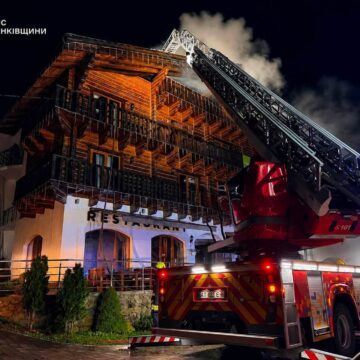 У Буковелі горів дерев’яний готель: до ліквідації пожежі залучили понад 30 рятувальників (ФОТО) У Буковелі горів дерев’яний готель: до ліквідації пожежі залучили понад 30 рятувальників (ФОТО)