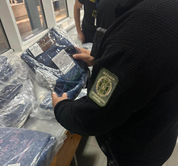 Будемо без джинсів: прикордонники затримали вантаж для прикарпатців на кордоні Будемо без джинсів: прикордонники затримали вантаж для прикарпатців на кордоні