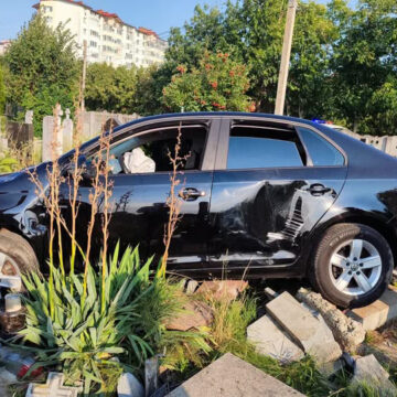 На Прикарпатті нетверезий водій в’їхав в огорожу кладовища та пошкодив пам’ятники