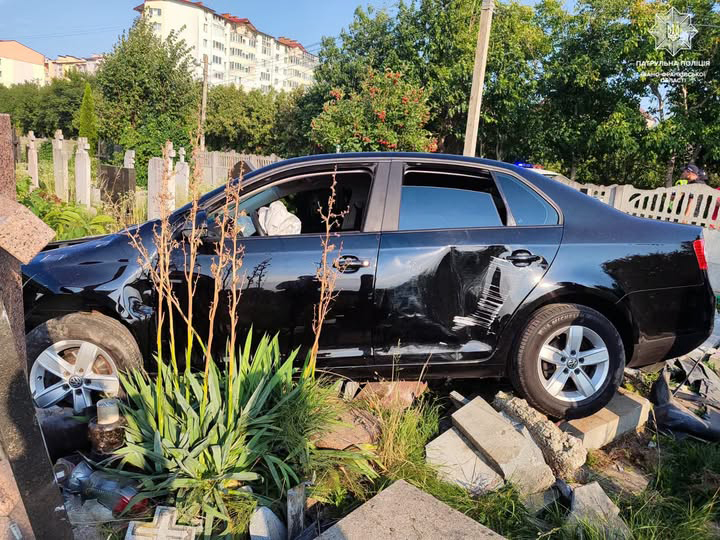 На Прикарпатті нетверезий водій в’їхав в огорожу кладовища та пошкодив пам’ятники На Прикарпатті нетверезий водій в’їхав в огорожу кладовища та пошкодив пам’ятники