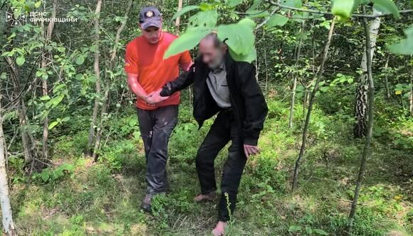 На Долинщині рятувальники розшукали чоловіка, який три дні блукав у лісі