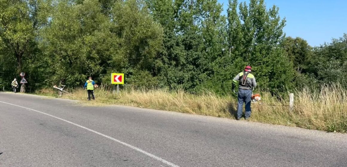 На дорозі Делятин-Раківчик упорядковують узбіччя