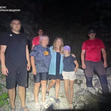 Не могли спуститися з гір: рятувальники надали допомогу трьом жінкам Не могли спуститися з гір: рятувальники надали допомогу трьом жінкам