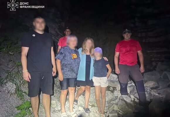 Не могли спуститися з гір: рятувальники надали допомогу трьом жінкам