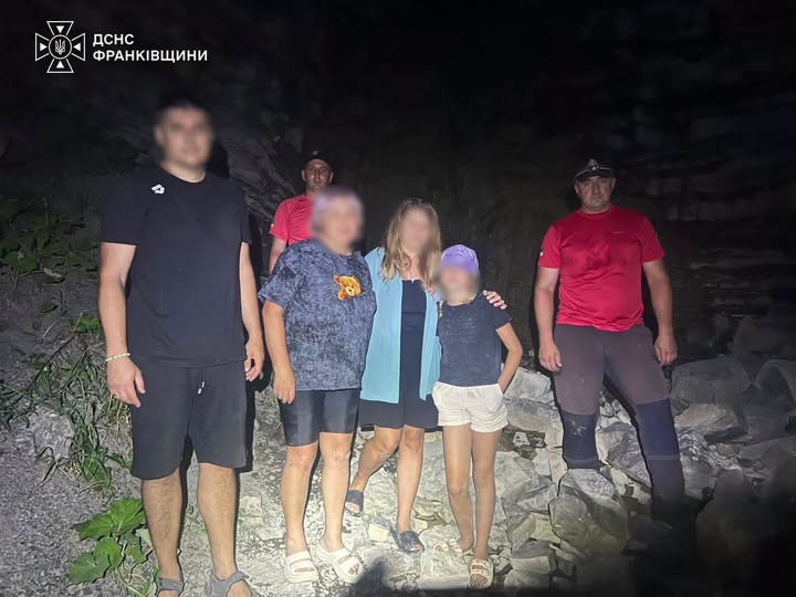 Не могли спуститися з гір: рятувальники надали допомогу трьом жінкам Не могли спуститися з гір: рятувальники надали допомогу трьом жінкам