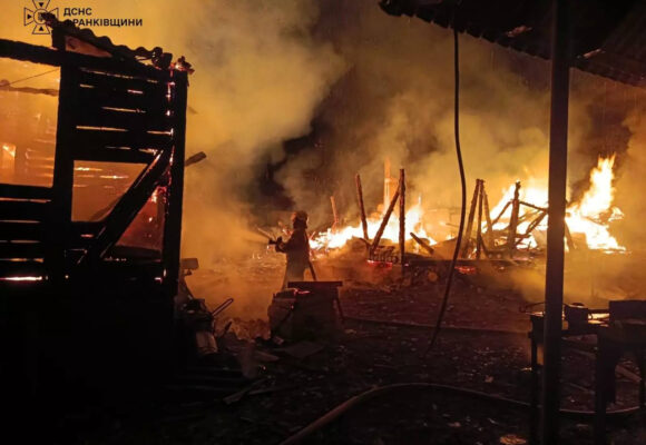 На Косівщині вогнеборці ліквідували пожежу житлового будинку та господарської будівлі