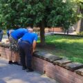У франківському привокзальному сквері розпочали ремонт лавок