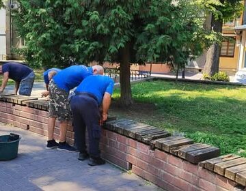 У франківському привокзальному сквері розпочали ремонт лавок У франківському привокзальному сквері розпочали ремонт лавок