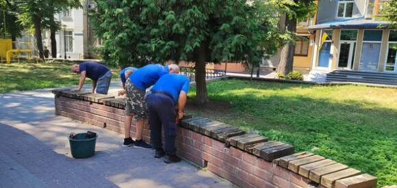 У франківському привокзальному сквері розпочали ремонт лавок У франківському привокзальному сквері розпочали ремонт лавок
