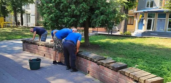 У франківському привокзальному сквері розпочали ремонт лавок