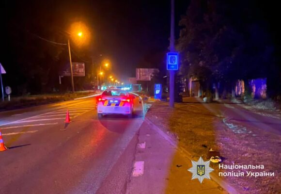 Поліцейські Івано-Франківська оперативно розшукали та затримали водія, який здійснив наїзд на жінку та втік з місця ДТП