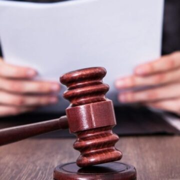У Івано-Франківську чоловіка засудили на 5,5 року за крадіжку і напад з ножем на військового