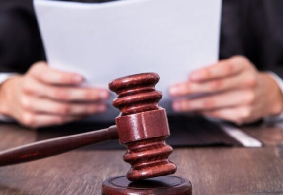 У Івано-Франківську чоловіка засудили на 5,5 року за крадіжку і напад з ножем на військового