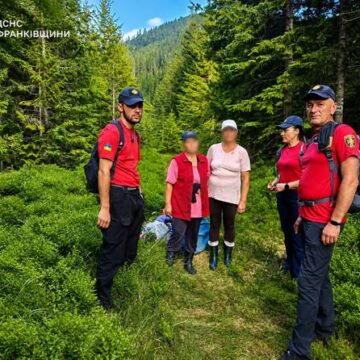 На Рожнятівщині рятувальники допомогли двом жінкам, які заблукали під час збирання ягід На Рожнятівщині рятувальники допомогли двом жінкам, які заблукали під час збирання ягід