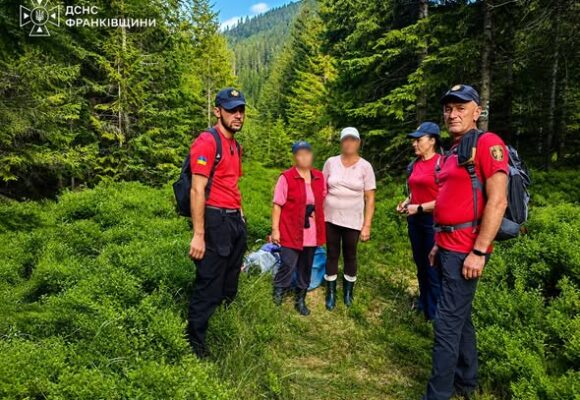 На Рожнятівщині рятувальники допомогли двом жінкам, які заблукали під час збирання ягід