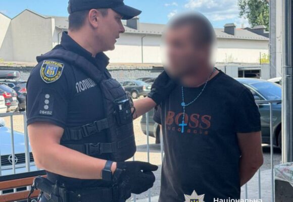 Поліцейські затримали чоловіка, який влаштував конфлікт у центрі Івано-Франківська