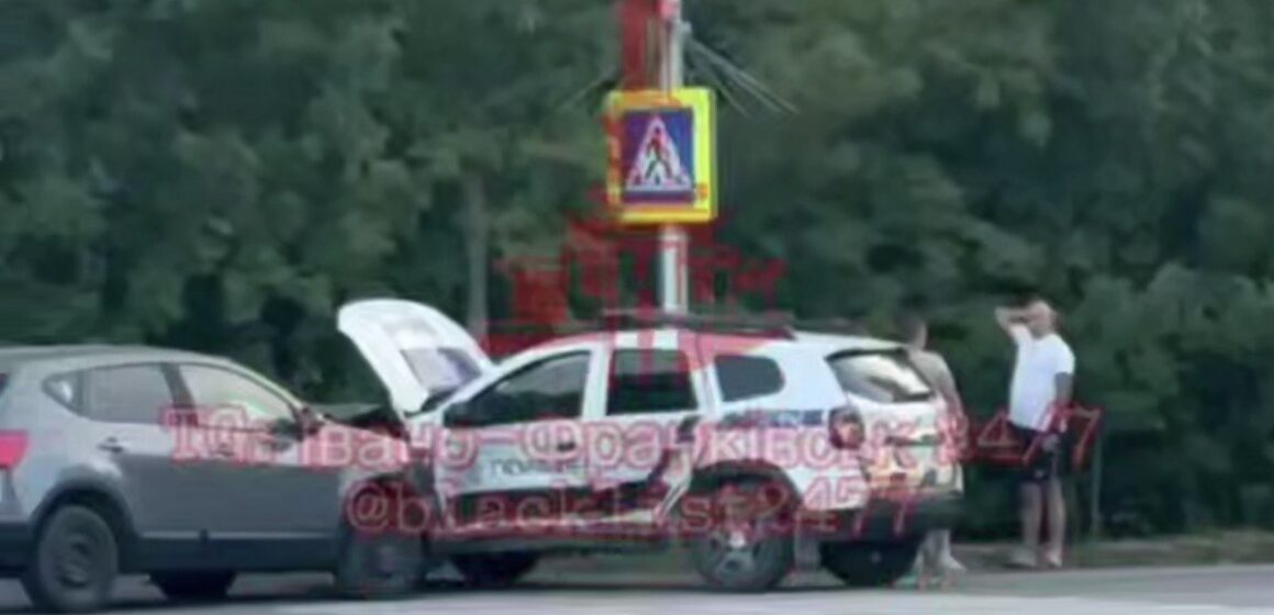На Прикарпатті легковик врізався у службовий автомобіль поліції