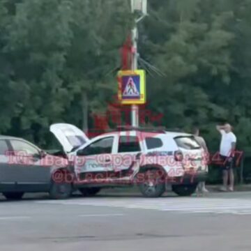 На Прикарпатті легковик врізався у службовий автомобіль поліції