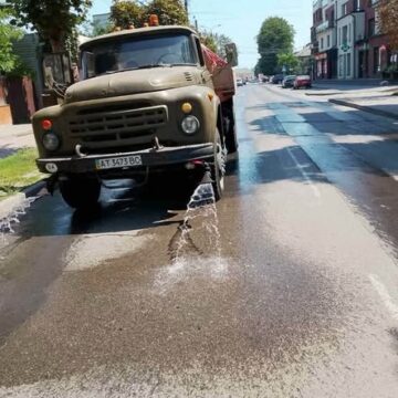 Коломийські комунальники поливають квіти, дерева і дороги Коломийські комунальники поливають квіти, дерева і дороги