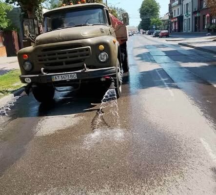 Коломийські комунальники поливають квіти, дерева і дороги