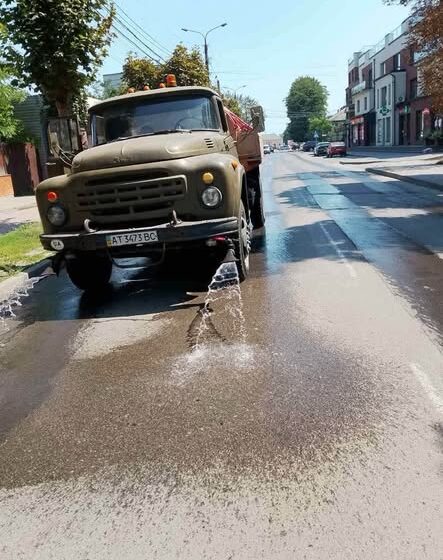 Коломийські комунальники поливають квіти, дерева і дороги Коломийські комунальники поливають квіти, дерева і дороги