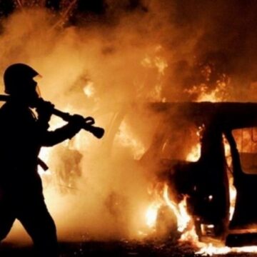 Рятувальники ліквідували пожежу автомобіля в місті Івано-Франківськ Рятувальники ліквідували пожежу автомобіля в місті Івано-Франківськ