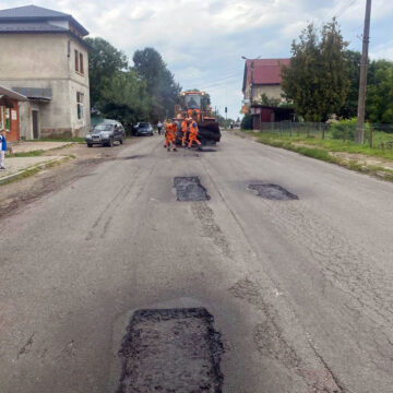 Розпочато ліквідацію аварійної ямковості гарячим асфальтобетоном у селі Войнилів Розпочато ліквідацію аварійної ямковості гарячим асфальтобетоном у селі Войнилів