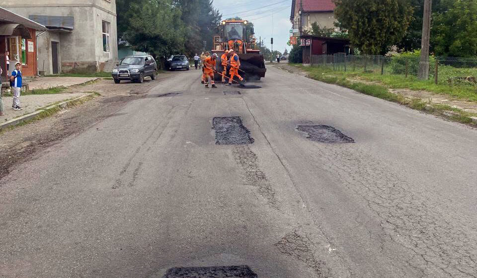 Розпочато ліквідацію аварійної ямковості гарячим асфальтобетоном у селі Войнилів Розпочато ліквідацію аварійної ямковості гарячим асфальтобетоном у селі Войнилів