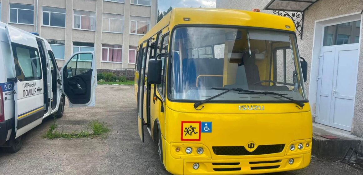 На Прикарпатті патрульні перевіряють готовність шкільних автобусів, які перевозитимуть дітей до навчальних закладів