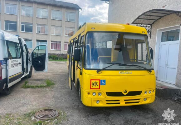 На Прикарпатті патрульні перевіряють готовність шкільних автобусів, які перевозитимуть дітей до навчальних закладів