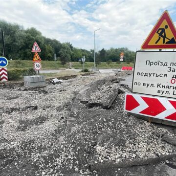 У Івано-Франківську вул. Надрічну готують до нового руху: розширюють острівець безпеки У Івано-Франківську вул. Надрічну готують до нового руху: розширюють острівець безпеки