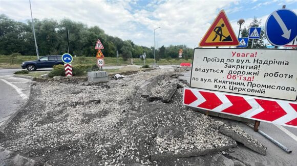 У Івано-Франківську вул. Надрічну готують до нового руху: розширюють острівець безпеки У Івано-Франківську вул. Надрічну готують до нового руху: розширюють острівець безпеки