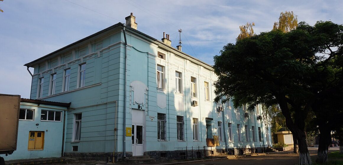 Івано-Франківська громада стала власником двоповерхового приміщення Укрпошти біля вокзалу