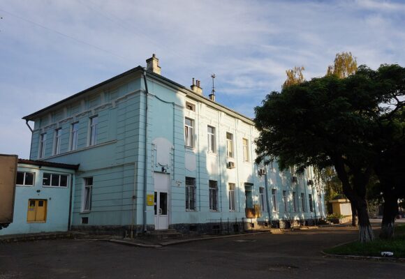 Івано-Франківська громада стала власником двоповерхового приміщення Укрпошти біля вокзалу
