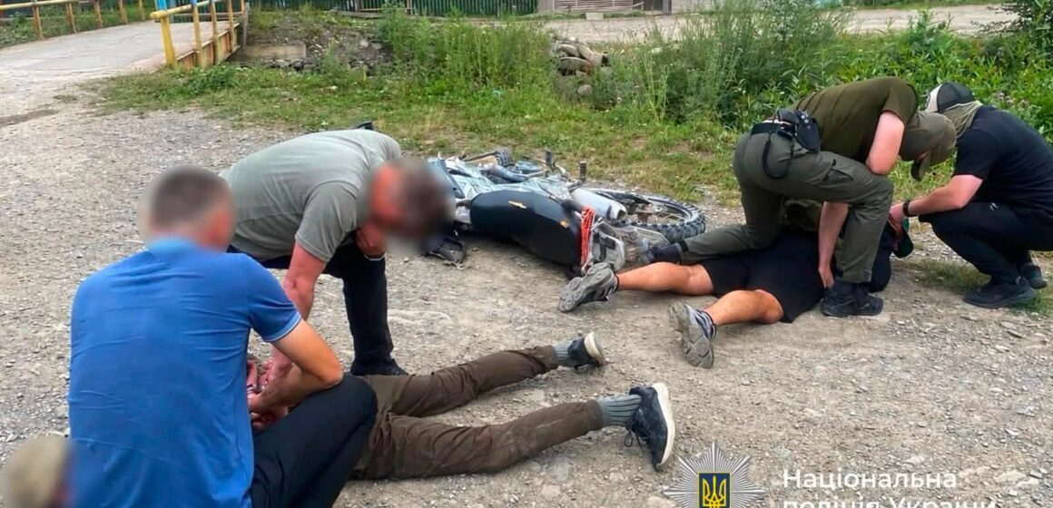 Незаконний перетин кордону за 3 тисячі доларів: на Верховинщині затримали організатора маршруту Незаконний перетин кордону за 3 тисячі доларів: на Верховинщині затримали організатора маршруту
