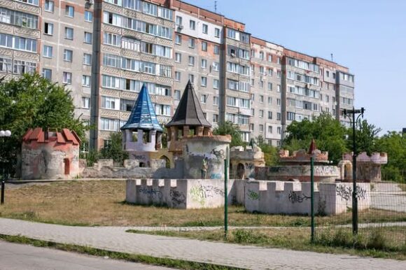 Знести вежі і зробити сквер біля 22 школи пропонує мер Франківська: велоперевірка на Каскаді