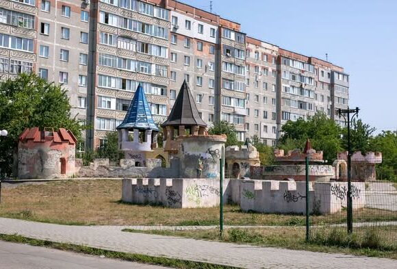 Знести вежі і зробити сквер біля 22 школи пропонує мер Франківська: велоперевірка на Каскаді